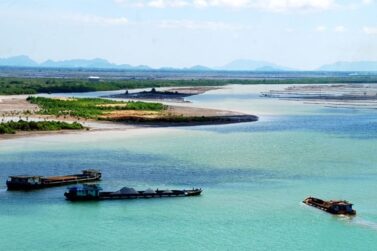 Bãi biển Hà Tiên với những điểm thú vị độc đáo thu hút du khách