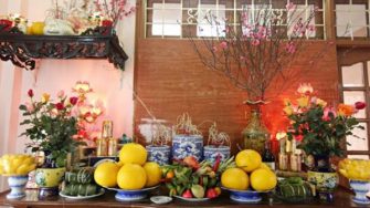 Trang trí bàn thờ linh thiêng ngày Tết