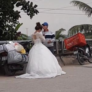 Dù bận cưới nhưng cô dâu đã xách váy cưới chạy đi gặp shipper, quyết không bao giờ bom hàng