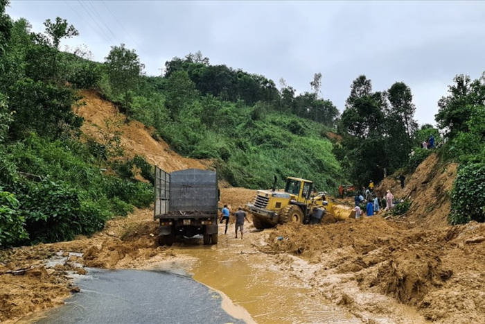 Liên tiếp xảy ra sạt lở: Quảng Nam triển khai các biện pháp cấp bách bảo vệ dân