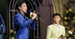 Hồ Văn Cường đi sắm Tết nhưng mang đôi dép cũ mèm, fan nhìn mà xót xa