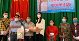Nhất Kim Duyên, giản dị về quê vẫn được cả đoàn người chụp ảnh xin chữ ký