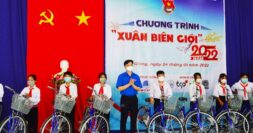 Trung ương Đoàn trao quà Tết cho thiếu nhi vùng biên giới tỉnh An Giang