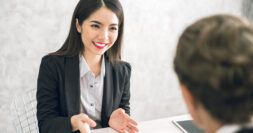 Ứng viên được khen nức nở khi trả lời câu hỏi của nhà tuyển dụng: “Vì sao nước biển lại mặn?”