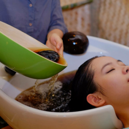 Gội đầu thảo dược kết hợp massage đầu tại Spa