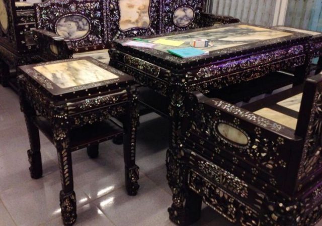 So sánh kích thước trường kỷ với bàn ghế gỗ