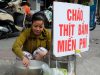 Nồi cháo thịt bằm miễn phí trên phố Sài Gòn