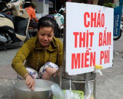Nồi cháo thịt bằm miễn phí trên phố Sài Gòn