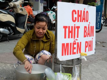 Nồi cháo thịt bằm miễn phí trên phố Sài Gòn