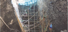 “Vàng trắng” trên vách đá