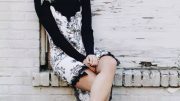 Áo cổ lọ và váy slip dress – Bí quyết phối đồ sành điệu cho ngày giao mùa