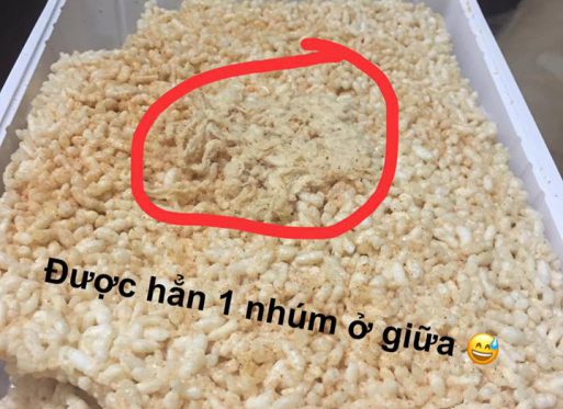 Dừng giữa đường mua cơm cháy chà bông loại VIP, lột xong vỏ khách mới biết truyền thuyết “1 nghìn xôi 10 nghìn lá” là thật