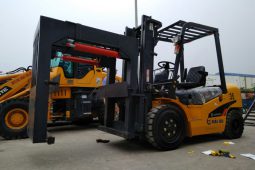 Tìm hiểu về xe nâng kẹp gạch và những công dụng