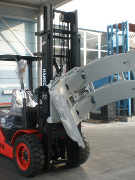 Công dụng và lợi ích khi sử dụng xe nâng kẹp giấy