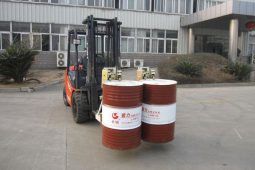 Xe nâng kẹp thùng phuy và những điều bạn nên biết