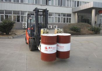 Xe nâng kẹp thùng phuy và những điều bạn nên biết