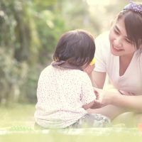 Ngậm miệng lại và dang rộng tay ra