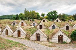 Hầm rượu nổi tiếng ở Hungary, như những ngôi nhà của người lùn