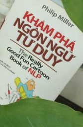 Sự kinh hoàng của cuộc thế chiến nằm trong những cái bắt tay bẩn thỉu