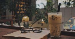Thay vì ngồi lo lắng, hãy ngồi yên đọc sách!