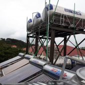 Giàn nước nóng Năng lượng Mặt trời cho ký túc xá trường dân tộc nội trú thôn Đam Bao, xã Đạ Đờn, huyện Lâm Hà.