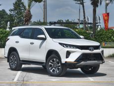 Có gì trên Toyota Fortuner Legender bản 1 cầu mới về đại lý?