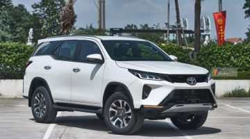 Có gì trên Toyota Fortuner Legender bản 1 cầu mới về đại lý?
