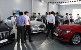 Chuyện chỉ có ở Việt Nam: Mua xe chạy phí trước bạ cuối năm