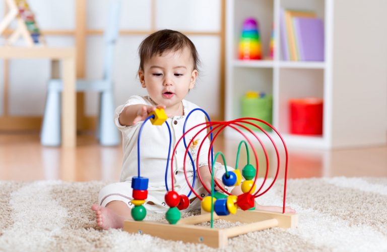 5 đồ chơi cho bé 6 tháng chơi cả ngày không chán