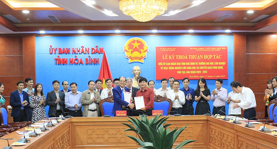 Đoàn công tác Trường Đại học Lâm nghiệp làm việc và ký kết biên bản ghi nhớ hợp tác với UBND tỉnh Hòa Bình