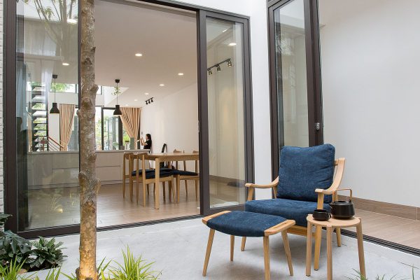 Ấn tượng nhà phố 2 tầng ở Hòa Xuân Đà Nẵng với mặt tiền kính