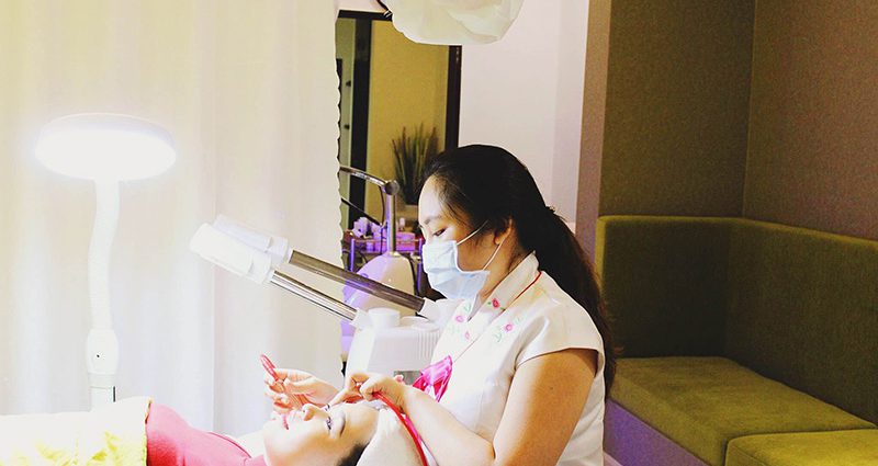 Sau phun xăm môi uống cafe được không?