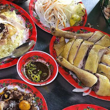 6 đặc sản miền Trung nổi tiếng khéo “bỏ bùa yêu” đến mức ở tỉnh thành Việt Nam nào cũng có mặt
