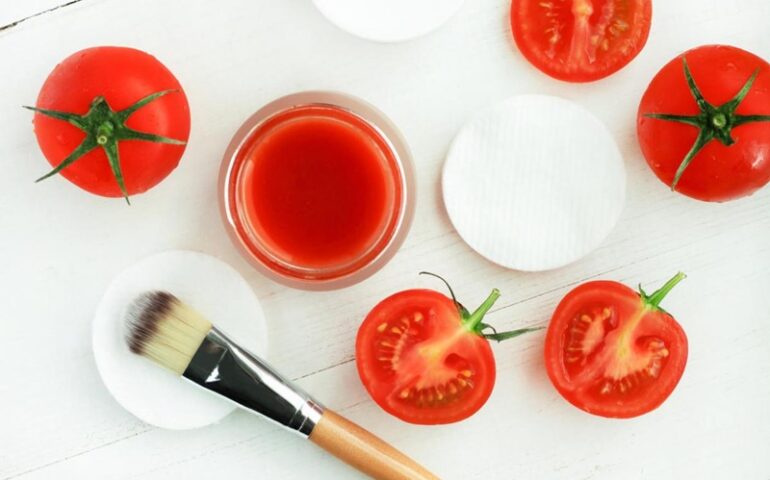 Cách chăm sóc da mặt bằng cà chua đơn giản