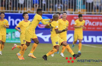 HLV Ngô Quang Trường: Hai trận hai thẻ đỏ, SLNA phải xem lại mình