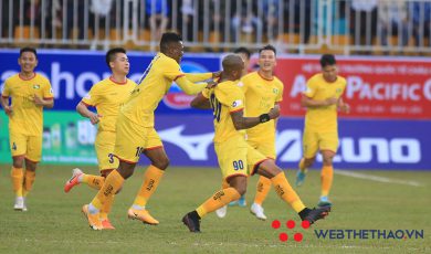 HLV Ngô Quang Trường: Hai trận hai thẻ đỏ, SLNA phải xem lại mình