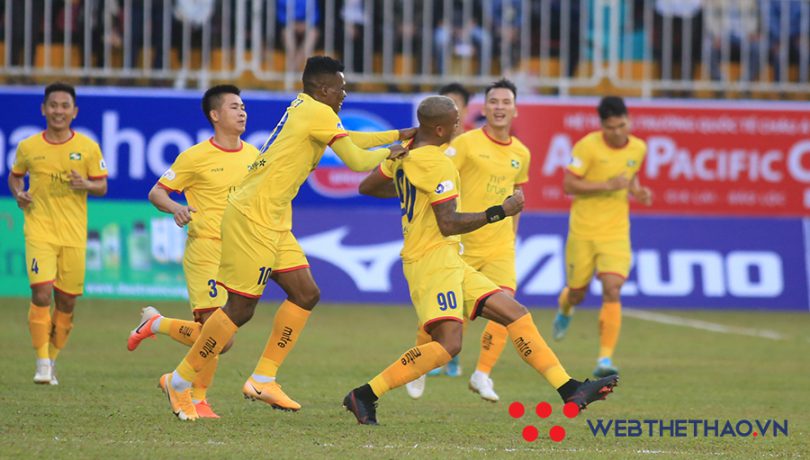 HLV Ngô Quang Trường: Hai trận hai thẻ đỏ, SLNA phải xem lại mình
