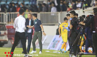 Kiatisuk có hành động lạ với Hồng Duy sau chiến thắng của HAGL