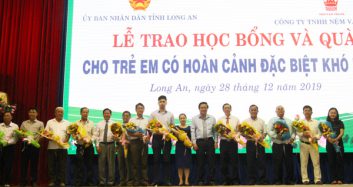 Trao 200 suất học bổng cho trẻ em có hoàn cảnh khó khăn tại Long An